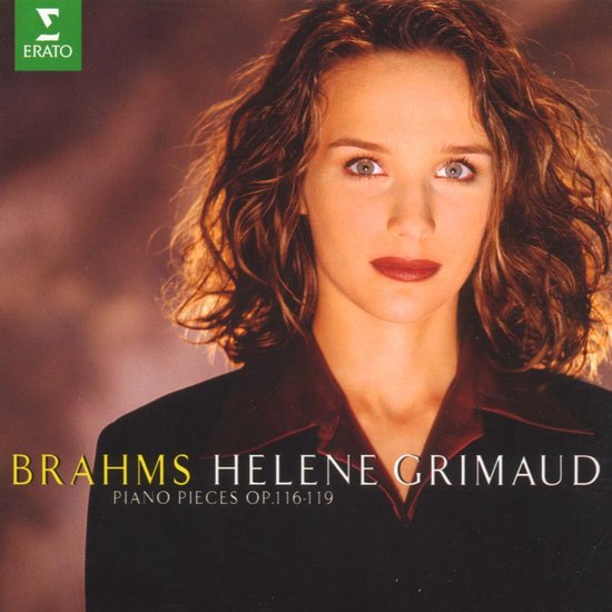 Portret van Hélène Grimaud, met tekst: BRAHMS HELENE GRIMAUD PIANO PIECES OP.116-119. Ze draagt een donker jasje met satijnen kraag.