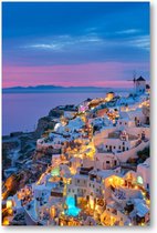 Oia met traditionele witte huizen en windmolens op het eiland Santorini, Griekenland in het blauwe avonduur - 60x90 Poster Staand - Landschap