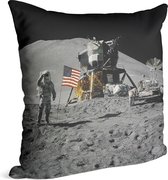 Astronaut salutes beside U.S. flag (maanlanding) - Foto op Sierkussen - 50 x 50 cm