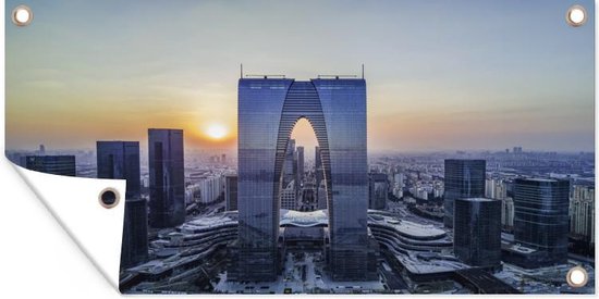 Zonsondergang achter de skyline van Suzhou in China