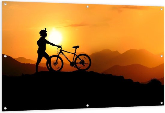 Tuinposter – Vrouw op Berg met Mountainbike - 150x100cm Foto op Tuinposter  (wanddecoratie voor buiten en binnen)
