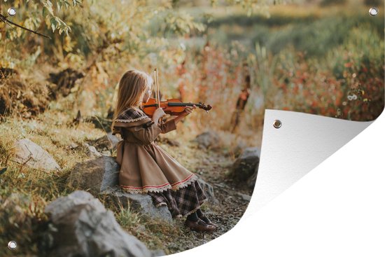 Tuindecoratie Klein meisje spelend op viool in een natuurgebied - 60x40 cm - Tuinposter - Tuindoek - Buitenposter
