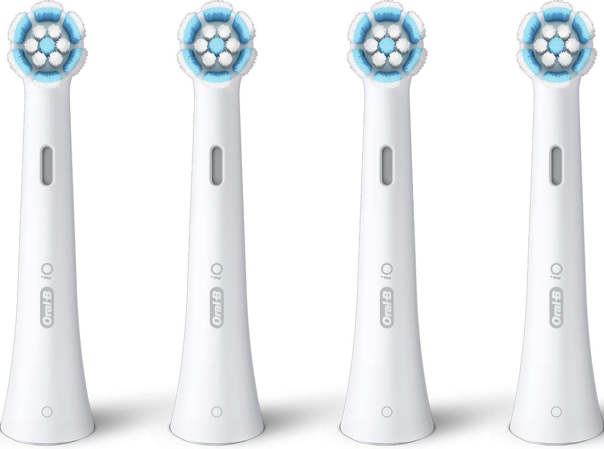 Verpakking met 4 Oral-B iO Gentle Care opzetborstels, wit met blauwe en witte borstelharen.