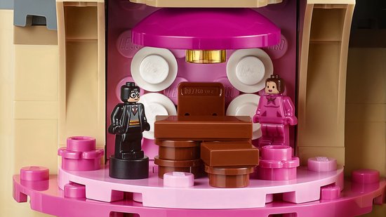 Lego Harry Potter 71043, Harry Potter en Cho Chang in roze kleding in een roze kamer met stoel.