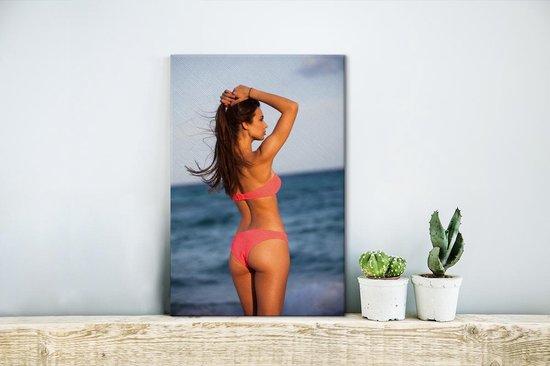 Canvas Schilderij Jonge vrouw in een bikini op het strand - 20x30 cm - Wanddecoratie
