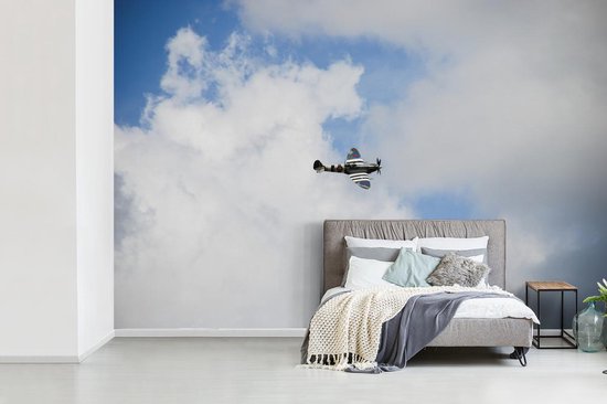 Gevoel van schuld Zwijgend Elasticiteit Behang - Fotobehang Spitfire vliegtuig bij een wolkenlucht - Breedte 360 cm  x hoogte... | bol.com
