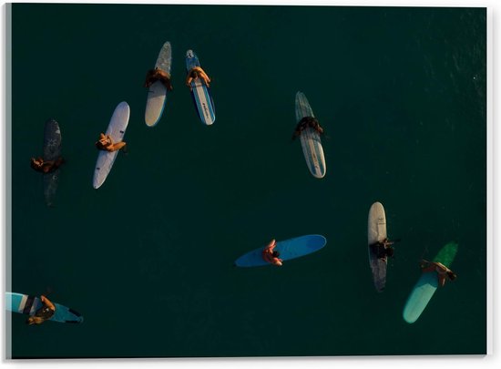 Acrylglas - Surfers bij Elkaar in het Water - 40x30cm Foto op Acrylglas (Met Ophangsysteem)