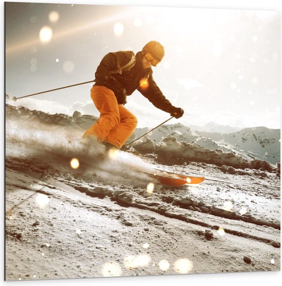 Dibond - Skiër in Volle Vaart van Berg  - 100x100cm Foto op Aluminium (Met Ophangsysteem)