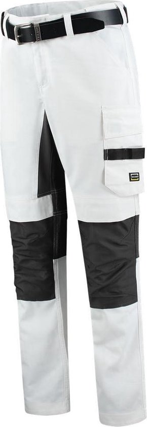 Witte werkbroek met donkergrijze en zwarte accenten op de knieën en zijkanten. De broek heeft een zwarte riem en een zak met bandjes.
