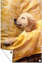 Tuinposter - Tuindoek - Tuinposters buiten - Golden retriever pup ligt op bed - 80x120 cm - Tuin
