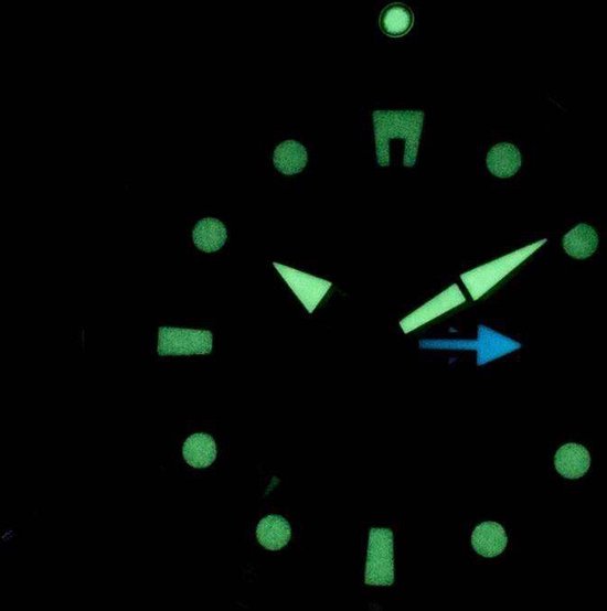 Wijzerplaat van een Citizen horloge in het donker, met lichtgevende indices.