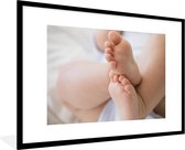 Fotolijst incl. Poster - De voeten van een baby - 120x80 cm - Posterlijst