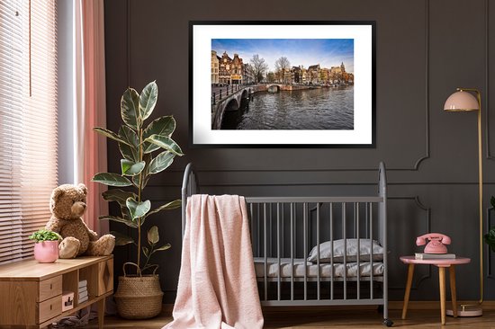 Photo encadrée - Photo de l'américain Keizersgracht sous un ciel bleu avec cadre photo nuages 120x80 cm - Affiche encadrée (Décoration murale salon / chambre)