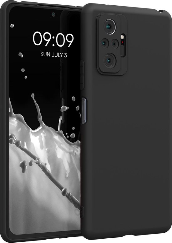Coque de téléphone noire avec découpe caméra détaillée, à côté d'un smartphone affichant l'heure.