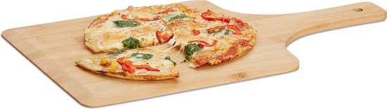 Bamboe pizzaschep met een belegde pizza erop, met gesmolten kaas die eruit loopt.