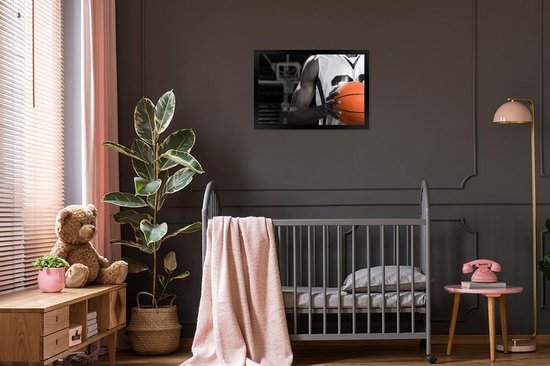 Fotolijst incl. Poster Zwart Wit- Zwart wit basketbalspeler met een oranje basketbal - 60x40 cm - Posterlijst