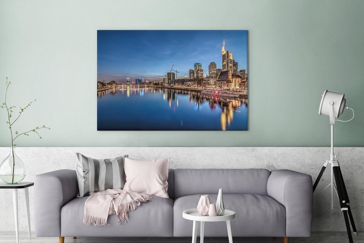 Canvas Schilderij Verlichting in de Duitse stad Frankfurt am Main - 120x80 cm - Wanddecora