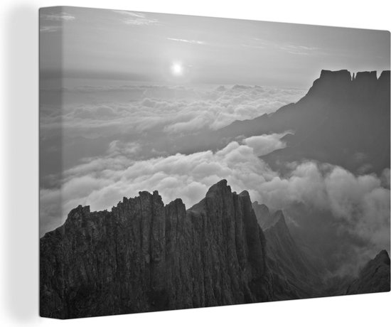 Canvas schilderij 180x120 cm - Wanddecoratie Zwart-wit beeld van de zon en een wolkenbed boven een berglandschap in Zuid Afrika - Muurdecoratie woonkamer - Slaapkamer decoratie - Kamer accessoires - Schilderijen