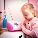 Meisje met roze vest luistert naar roze Lenco radio CD-speler.