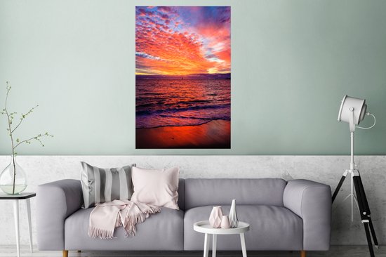 Le coucher de soleil colore le ciel rouge le long de la plage Poster 120x180 cm - Tirage photo sur Poster (décoration murale salon / chambre) / Poster Mers et lacs XXL / Groot format! / Mer et plage