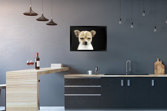 Photo encadrée - Chien hurlant sur fond noir cadre photo noir sans passe partout 60x40 cm - Affiche encadrée (Décoration murale salon / chambre)