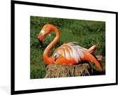 Fotolijst incl. Poster - Flamingo die haar kuiken onder haar vleugel beschermd - 120x80 cm - Posterlijst
