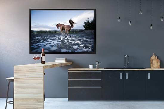 Photo encadrée - Bucking horse in the flaques cadre photo noir sans passe partout 120x80 cm - Affiche encadrée (Décoration murale salon / chambre)