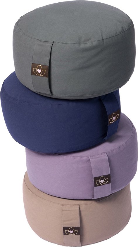 Stapel meditatiekussens in grijs, donkerblauw, paars en bruin.