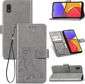 Voor Samsung Galaxy A21 (JP-versie) Vierbladige sluiting Reliëfgesp Mobiele telefoonbescherming Leren tas met sleutelkoord & kaartsleuf & portemonnee & beugelfunctie (grijs)