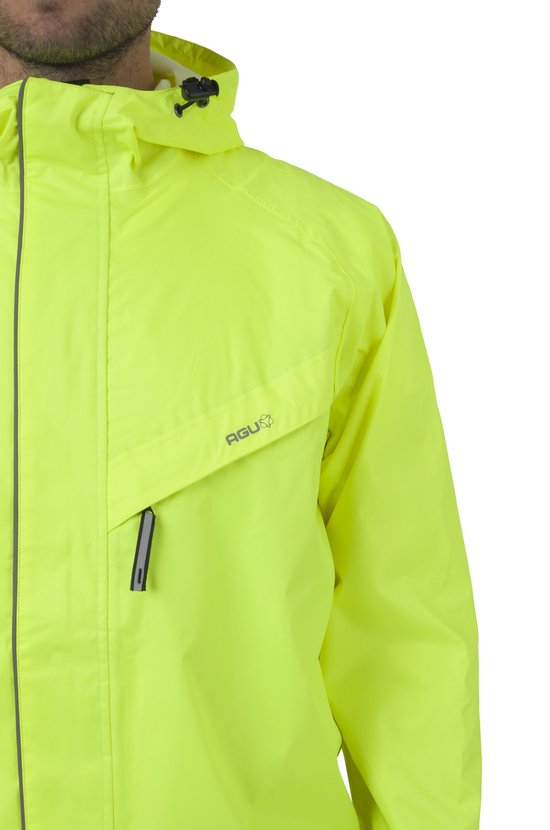 Detail van neongroene regenjas met capuchon, ritssluiting, reflecterende bies en AGU logo.