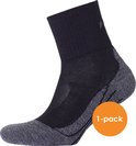 Chaussette de randonnée noire avec talon et pointe gris, avec un autocollant orange '1-pack'.