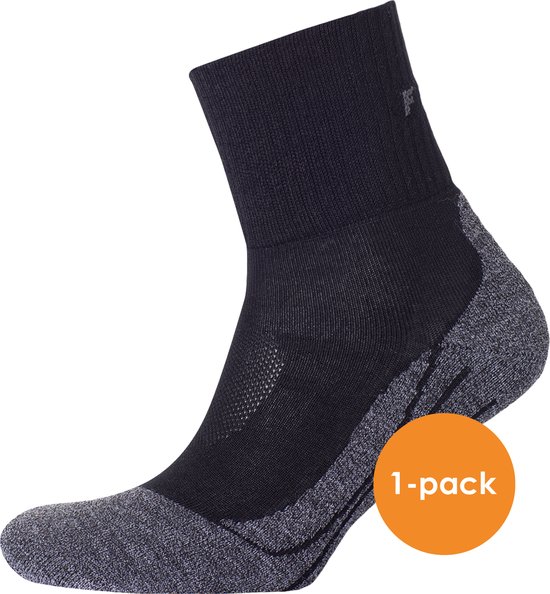 Chaussette de randonnée noire avec talon et pointe gris, avec un autocollant orange '1-pack'.