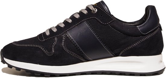 Donkerblauwe PME Legend sneaker met witte stiksels, grijs met witte veters en een witte zool.