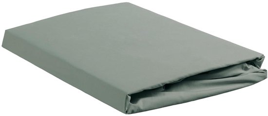 Un drap-housse vert, plié et empilé, de couleur unie.