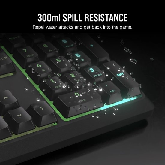 Detail van een zwart gaming toetsenbord met waterdruppels op de verlichte toetsen.