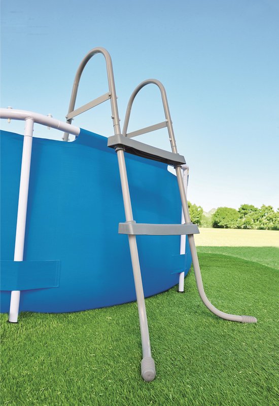 Grijze zwembadladder, zijaanzicht, bevestigd aan een ronde blauwe zwembad.