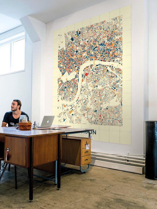 Un espace de bureau avec une grande décoration murale représentant une carte de la ville de Londres en bleu, orange et rouge sur fond crème.