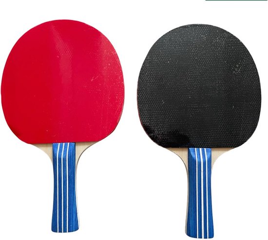 Twee tafeltennisbatjes: één met rode, één met zwarte rubberen zijkant. Houten handvat met blauwe en witte strepen.