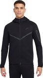 Zwarte Nike Tech Fleece hoodie met rits, gedragen door een man.