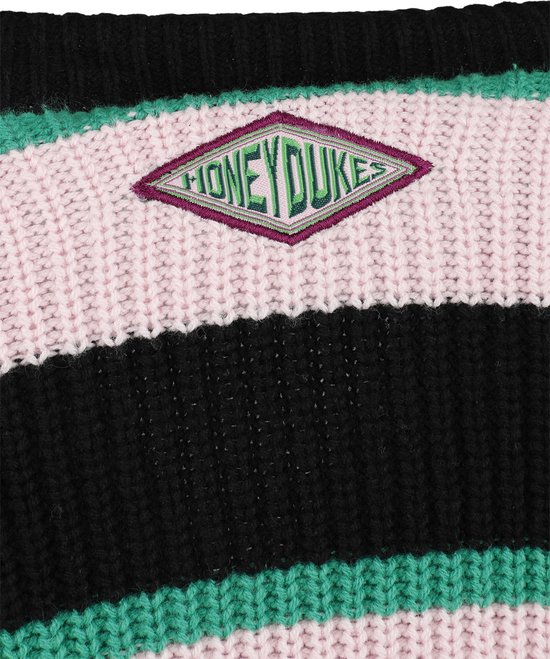 Detail van een gebreid kledingstuk met roze, zwarte en groene strepen, en een Honeydukes-logo.
