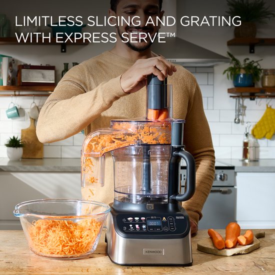 Un homme utilise un robot culinaire pour râper des carottes. « Limitless Slicing and Grating with Express Serve™ ».