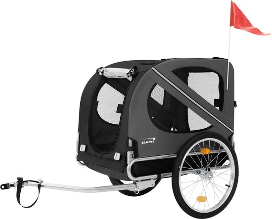 Zwarte hondenkar met rode vlag en fietsmontage op witte achtergrond.