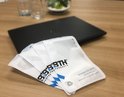 Emballages de BTH Pro Products avec un ordinateur portable en arrière-plan.