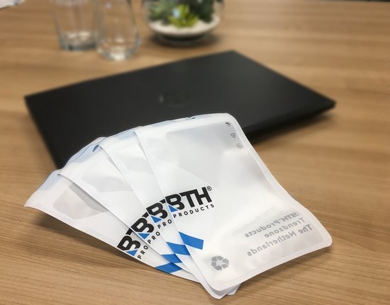 Emballages de BTH Pro Products avec un ordinateur portable en arrière-plan.