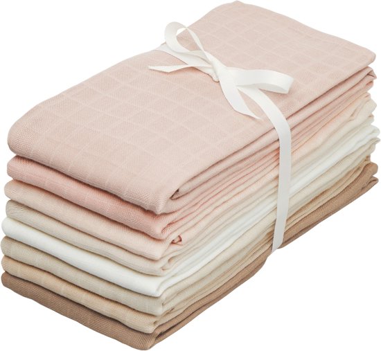 Gestapelde hydrofiele doeken in zachte roze en beige tinten, samengebonden met een wit lint.