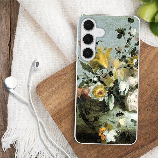 Coque de téléphone représentant des fleurs baroques, à côté d'écouteurs et d'une tasse.