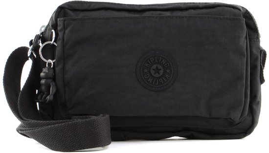 Zwarte Kipling schoudertas met een voorvak met rits en een ronde Kipling-badge.