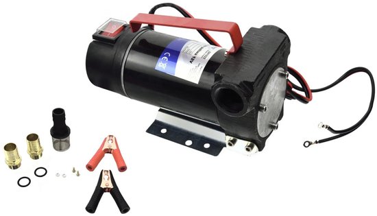 12V dieselpomp met rode handgreep, aansluitingen, klemmen en accessoires.
