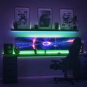 Gaming bureau met drie monitoren, verlicht met groene LED-strips.
