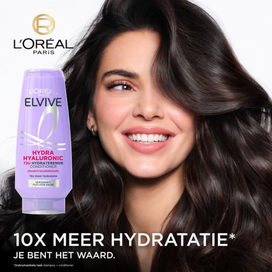 Mannequin aux cheveux brillants, à côté d'une bouteille d'après-shampooing L'Oréal Elvive Hydra Hyaluronic.